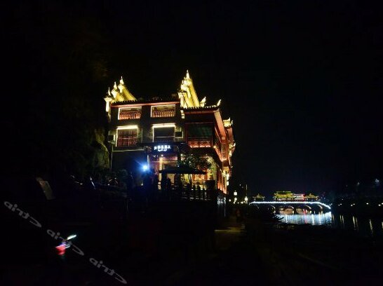 Fenghuang Tujia Ethnic Minority River View Hotel
