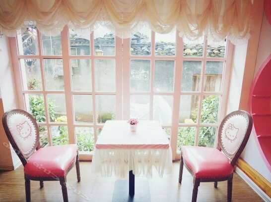 Flower and Alice Theme Guest House - Photo2