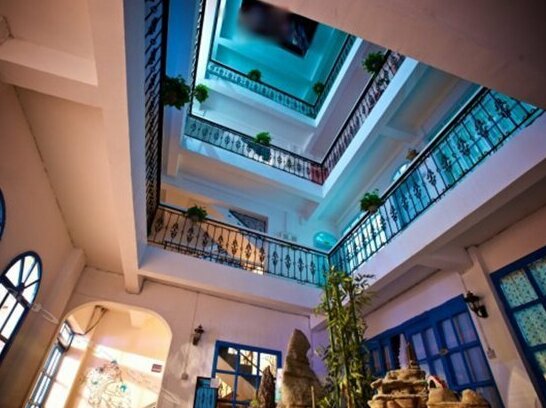 Flower and Alice Theme Guest House - Photo4