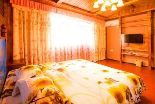 Golden Phoenix Hotel - Photo2