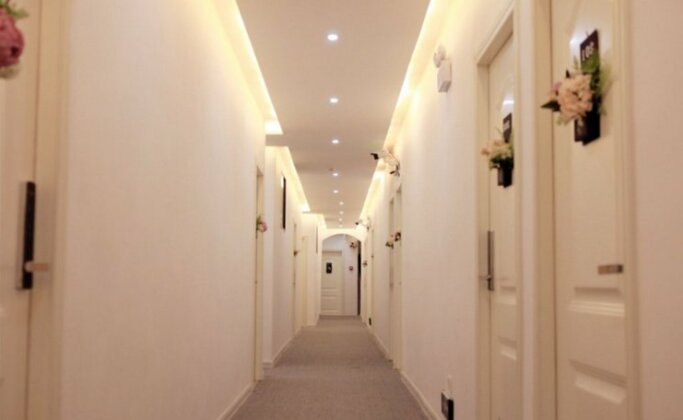 Love Flower Hostel - Photo4