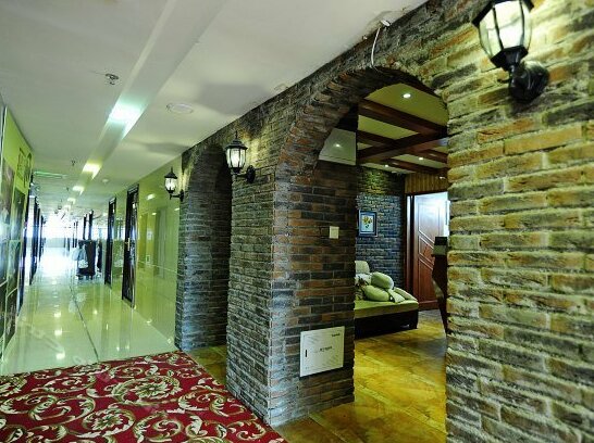 Fantasy Town Theme Hotel - Photo4