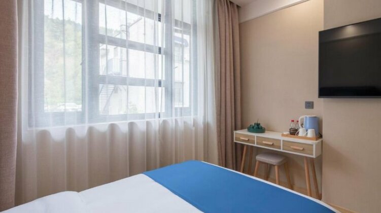Floral Hotel Falan Small Town - Photo4