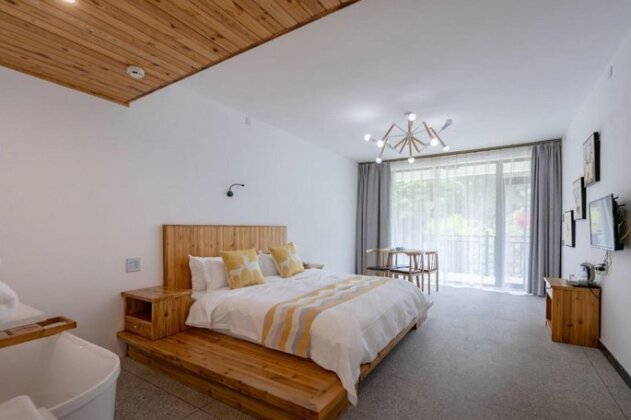Meet Deer in the Deep of Forest Guesthouse - Photo2