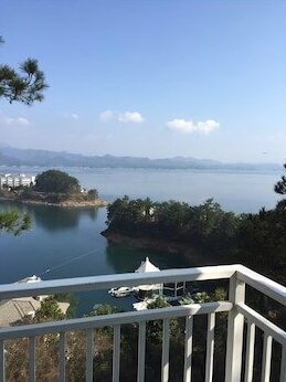 Qiandaohu Luxury Lake View Villa