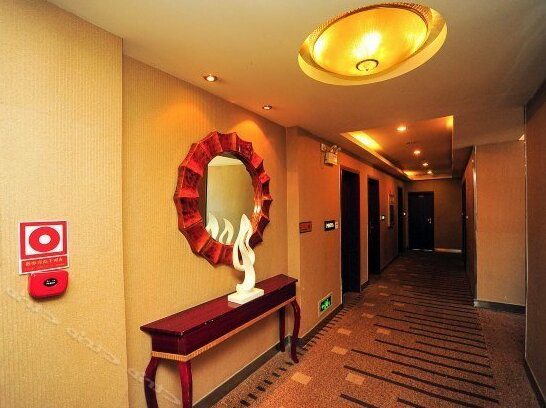 V8 Holiday Hotel - Photo4