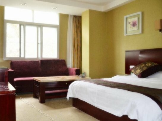 V8 Holiday Hotel - Photo5