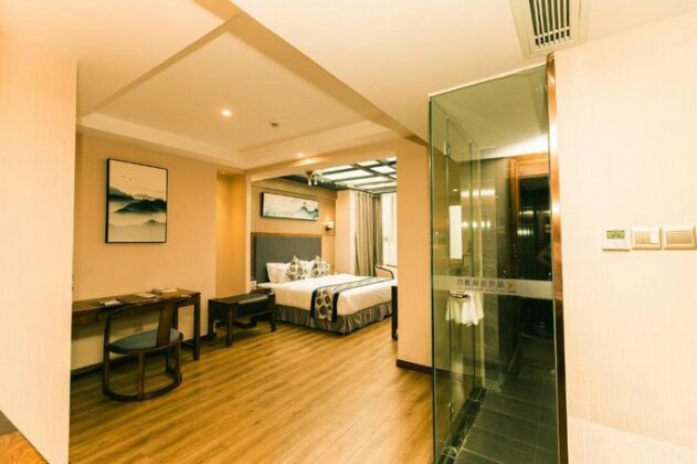 CK Holiday Hotel - Photo2