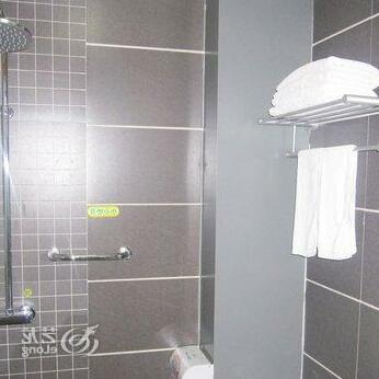 V8 Business Inn - Photo3