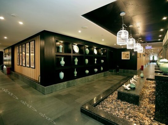 Vienna Theme Hotel - Photo2