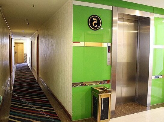 9+1 Express Hotel - Photo2