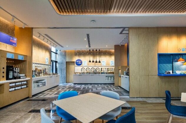 Holiday Inn Express Shanghai Kangqiao - Photo3
