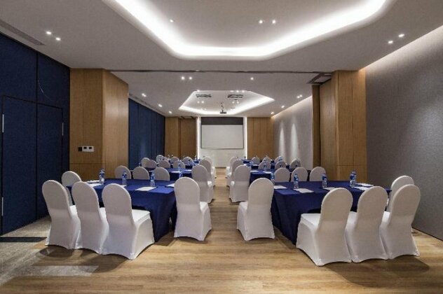 Holiday Inn Express Shanghai Kangqiao - Photo5