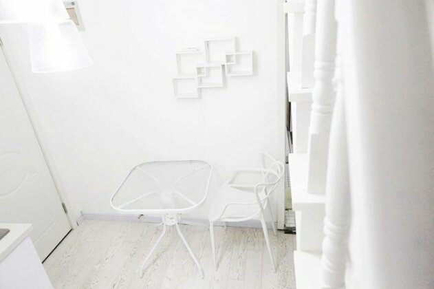 Obsessional Little White - Photo2