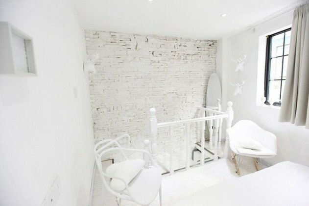 Obsessional Little White - Photo3