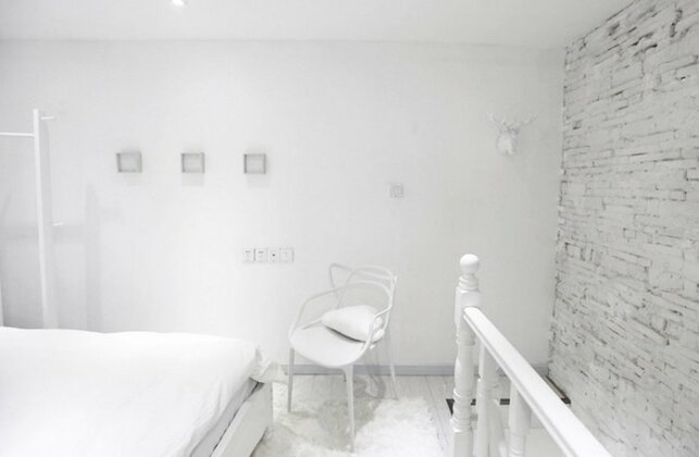 Obsessional Little White - Photo4