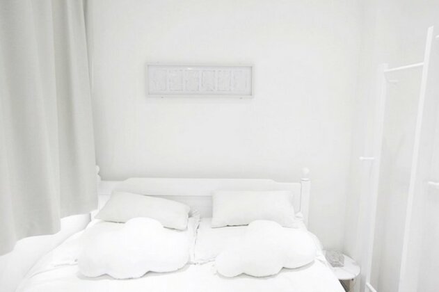 Obsessional Little White - Photo5