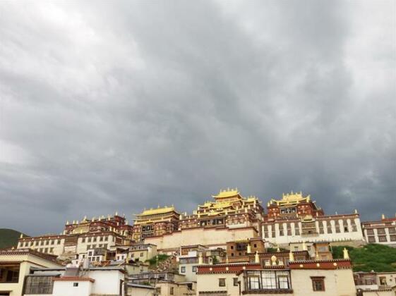 Shangri-La Moon Palace Tibetan Ancient Courtyard Inn