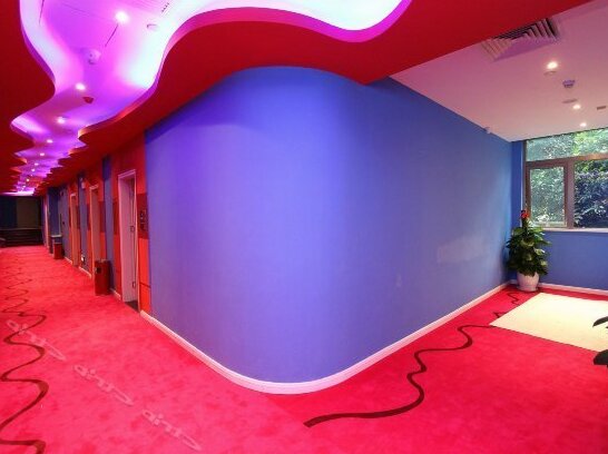 520 Romantic Theme Hotel - Photo4