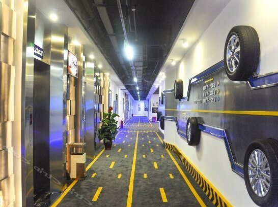 V 10 Automobile Cultural Theme Hotel - Photo4