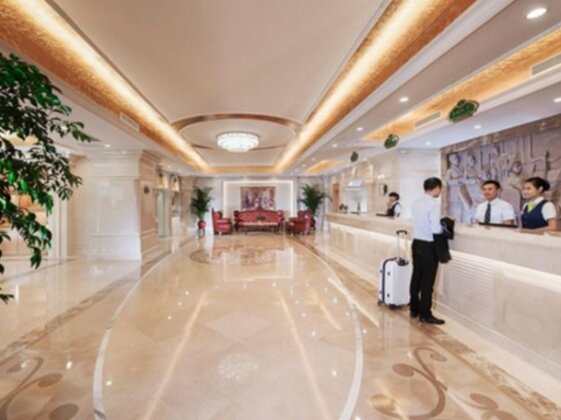 Vienna International Hotel Shenzhen Jingtian - Photo2