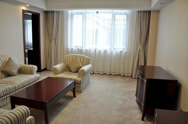 Phoenix Holiday Hotel - Photo2