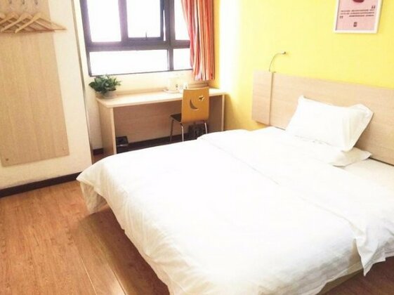 7 Days Inn Xinyang Railway Station Square - Photo5