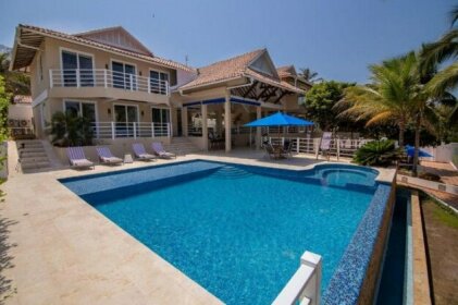 Casa con playa privada y piscina