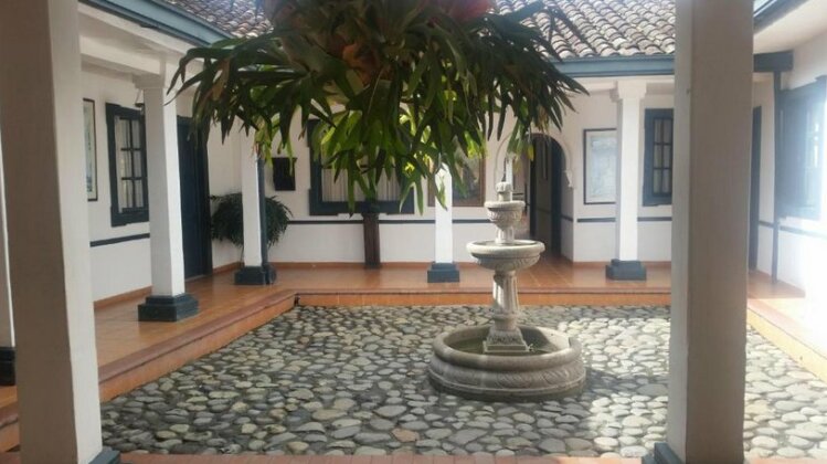 Hotel Los Portales Inn - Photo2