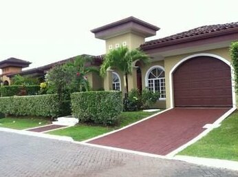 Gated Community Walk To The Beach Pool By Redawning