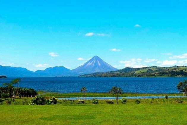 Two Volcanoes Bay - Photo2