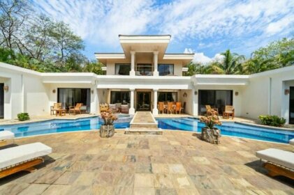 Beachfront House Private Pool & Large BBQ Area