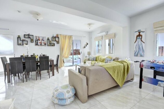 Halifax Villa - Photo5