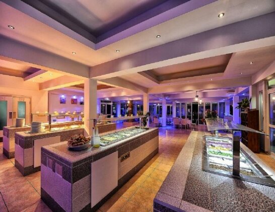 Pierre Anne Beach Hotel - Photo2