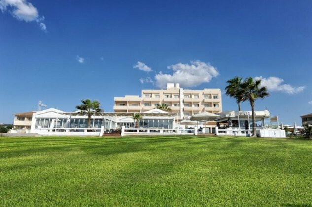 Pierre Anne Beach Hotel - Photo4