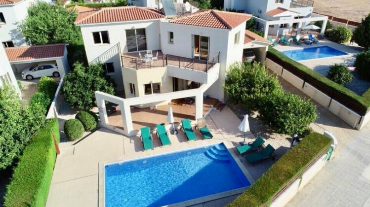 Holiday villa with pool and sea view