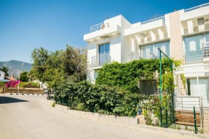 Luxury One-Bedroom Apartment with Private Garden Lukomorye B3