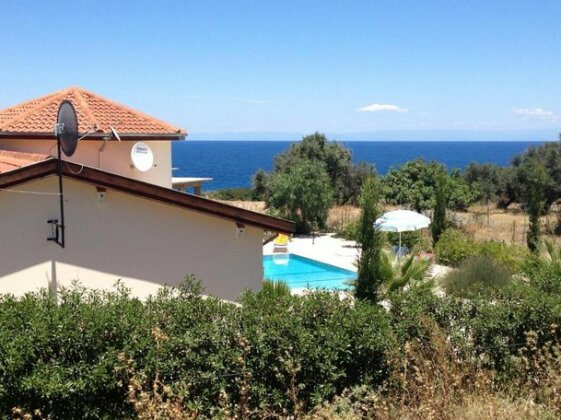 The Lookout - sea pool & mountain views