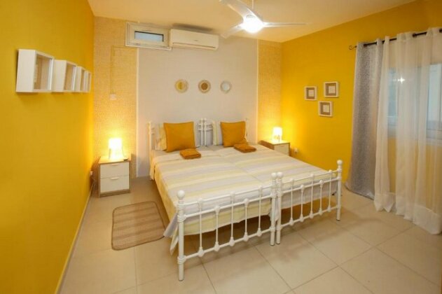 930m To Beach-2 Bedroom+Veranda-Perfect Located