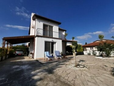 Cosy detached vacation house close to the beach with BBQ and private garden
