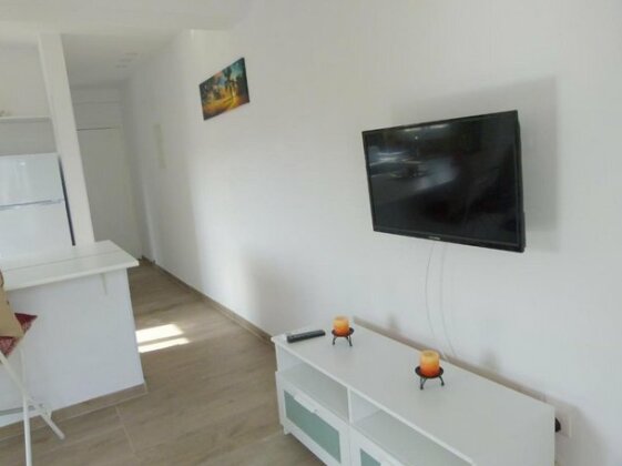 Deluxe Town Center Apartment - Photo5