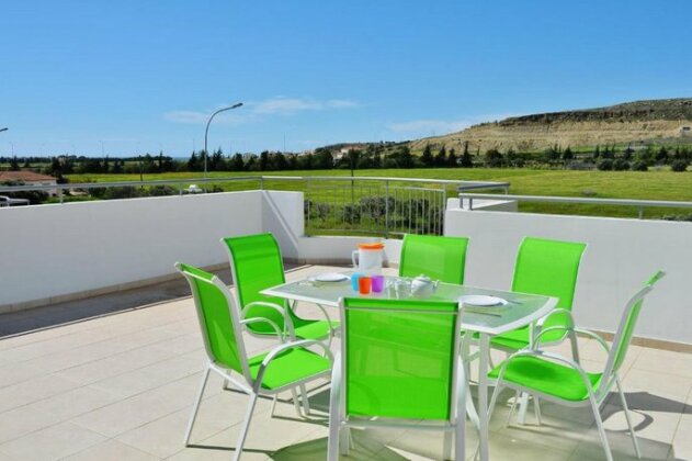 Family Apartment with Terrace Larnaca - Photo2