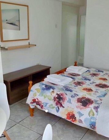 Independent Bedroom with private wc+shower - Photo3