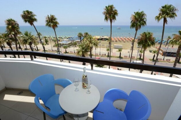 Les Palmiers Beach Hotel - Photo2