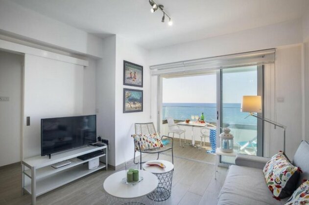 Mackenzie Zoe Seafront Suite - Photo2
