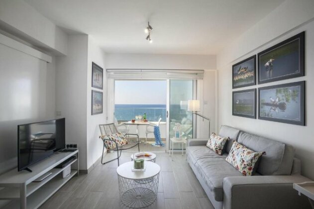 Mackenzie Zoe Seafront Suite - Photo5