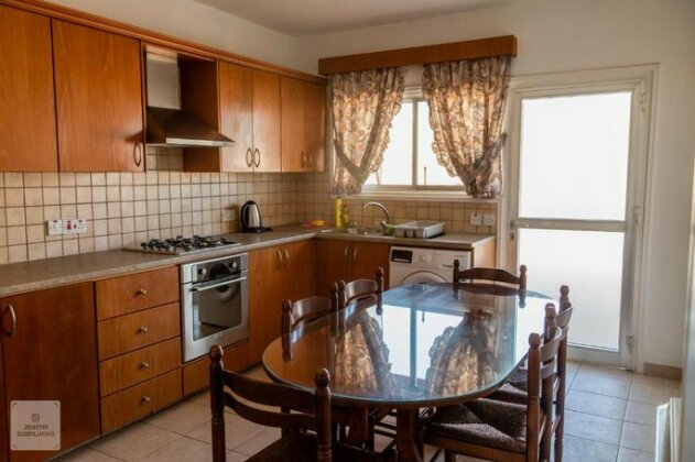 Sunny Three-Bedroom Spacious Flat - Photo2
