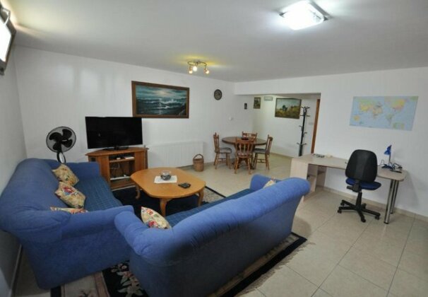 Superb Entire Basement Apartment - Photo2