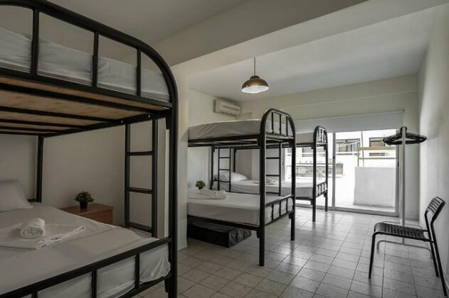 White Hostel Limassol - Photo4