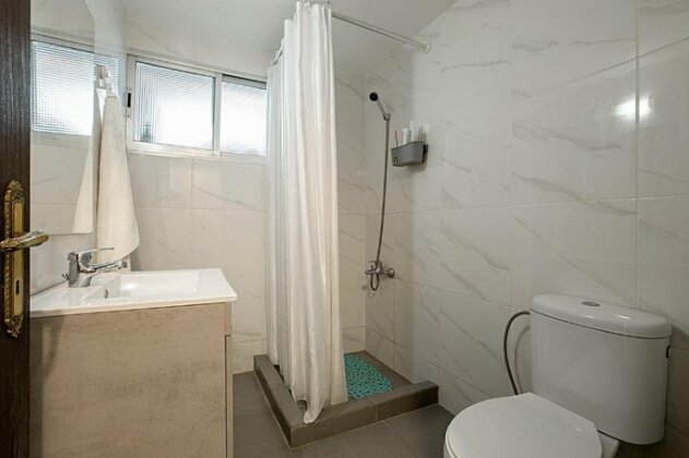 White Hostel Limassol - Photo5